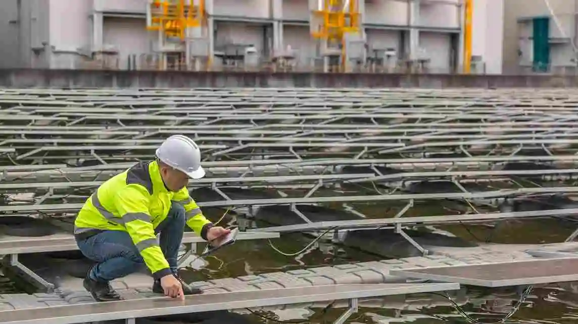 engineer-working-floating-solar-farmchecking-maintenance-with-solar-batteries-near-solar-panelssupervisor-check-system-solar-power-station_11zon